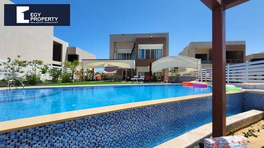فيلا بحمام سباحة للبيع في هاسيندا باي الساحل الشمالي مفروشة تطل علي اللاجون