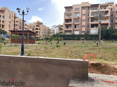 شقة للبيع ارضي 200متر بجنينة 230 م ناصيتين - في جاردن هيلز استلام فوري - نص تشطيب