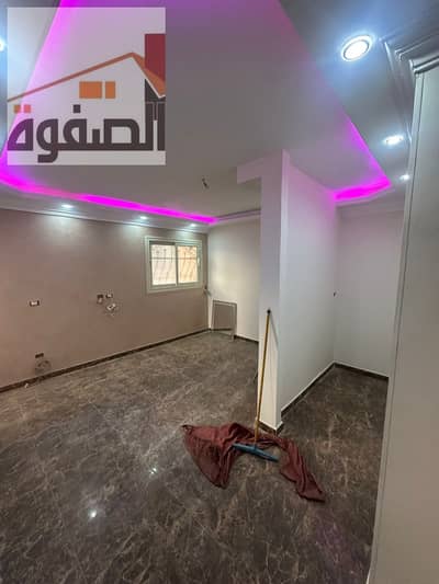 Administrative office for rent in Zahraa Al-Maadi, a distinguished and upscale location. Very close to Al-Khamseen Street and near Carrefour, along with all services, restaurants, and brands. It is administratively licensed.