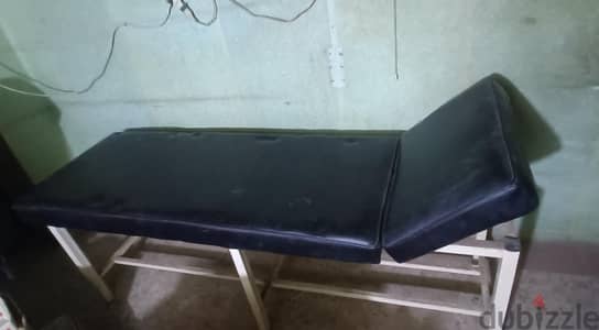 سرير كشف طبي وطاولة