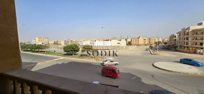 شقة للبيع في مدينة العبور الحي التاسع حي مميز وراقي وحيوي في اروع للوكيشن في الحي التاسع ع شارع الثقافة الرئيسي بالقرب من دارين مول أول بلكونة بعد الأ