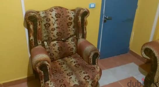 طقم أنتريه مكون من 2 كنبة + 2 كرسي حالة جيدة ومستعمل استعمال نظيف