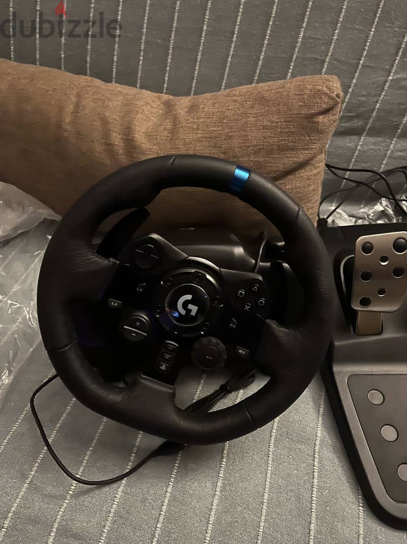Logitech G923 steering wheel 1