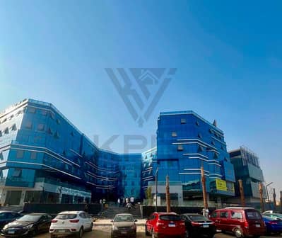فرصة مكتب متشطب بأقل سعر متر ايجار في التجمع لسرعة التأجير ومتاح بالفرش حسب ذوق العميل في مول كيرنيل بيزنس في قلب القطاع الاول