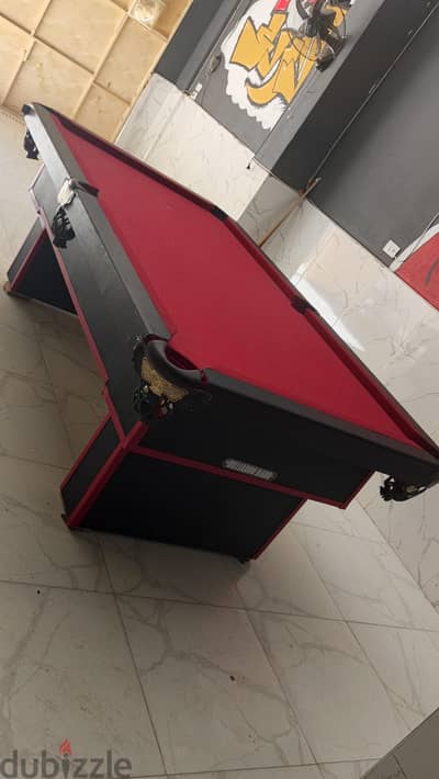 طاولة بيلياردو ٨ قدم