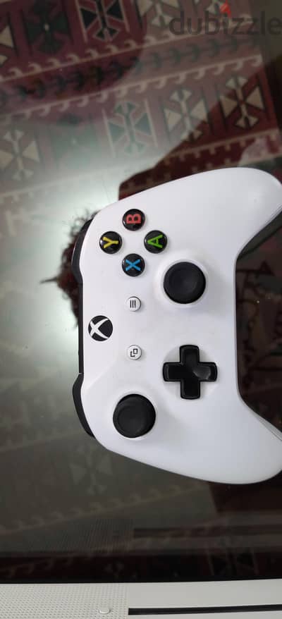 Xbox one s 1 tb مع دراعين اصلية حالة ممتازة