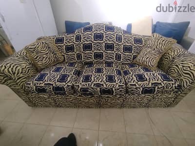 كنبه كبيرة و 2 كرسين حالة جيدة جدا