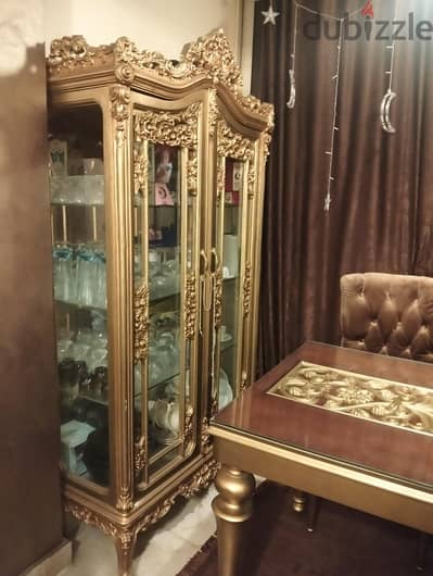 سفرة كاملة بحالة الزيرو ودولاب فضية (ترابيزة +٦ كراسي متنجدين )
