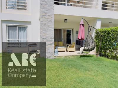 Ground-floor chalet with a garden, a great deal for sale in Amwaj, North Coast, Sidi Abdel Rahman. It has 2 bedrooms, directly overlooking a swimming pool, and is just steps away from the sea.