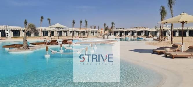 بخصم 40% و مقدم 5% شاليه مخدوم بالكامل متشطب بالكامل سوبر لوكس برايم لوكيشن على فيو مفتوح يرى البحر في fouka bay راس الحكمة من مطور تطوير مصر