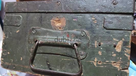 صندوق ذخيرة ألماني عتيق يعود لفترة الحرب العالمية الثانية.