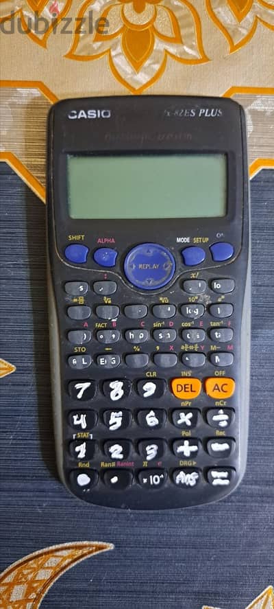للبيع آلة حاسبة علمية Casio fx-82ES PLUS (شغالة بكفاءة وبسعر رمزي)