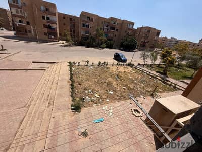 شقة للبيع بمدينة العبور ثالث بلكونة بالحي الثاني شارع المدارس