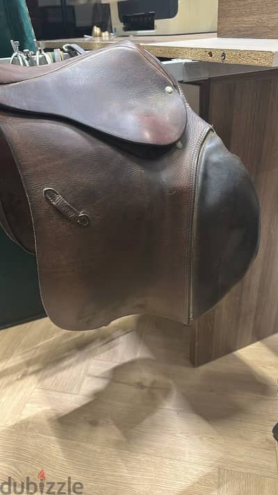 Horse riding jumping saddle