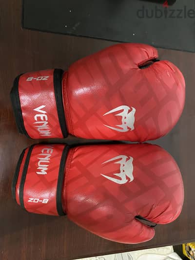 Venum Boxing Gloves Z0-8
