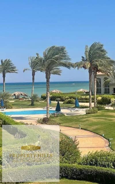 جاهزة فوري فيلا عالبحر مباشر وحمام السباحة للبيع متشطبة بالكامل الترا سوبر لوكس بتراس بإطلالة مميزة جدا