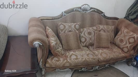 انتريه بكنبة ٣ مقاعد وكرسين بحالة ممتازة