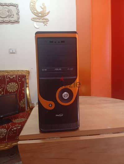 كمبيوتر  مستعمل مخصص لأعمال المكاتب و الطباعه