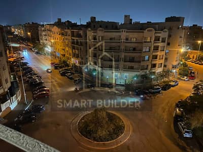 Half-roof apartment for sale in Al-Bunafsiq, Al-Amarat, Fifth Settlement. Ultra-super finishing, fully reconciled, area 220 square meters, corner steps from 90 North and the Waterway.