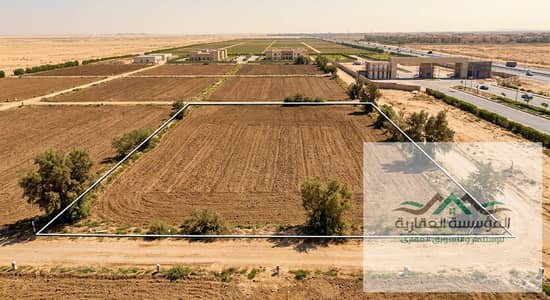 قطعة أرض للبيع بموقع استراتيجي واجهة مباشرة على طريق الواحات بالوادي الاخضر.