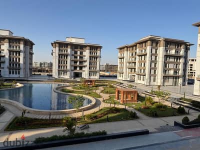 شقة للبيع استلام فوري جاهزة للسكن في التجمع علي شارع التسعين الجنوبي مباشرة امام الجامعه الامريكيه.