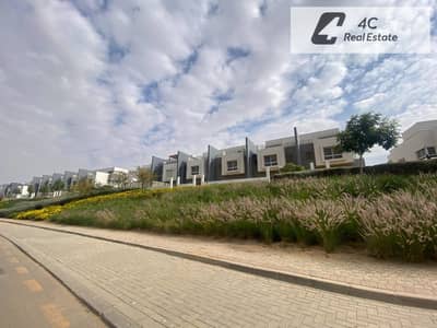 Middle townhouse for sale 3 bedrooms less than its price by 150,000 in Hyde Park New Cairo Compound Fifth Settlement New Cairo