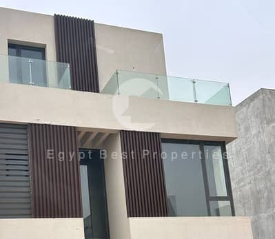 دوبلكس 4 غرف نوم بمقدم 5% فقط بأفضل موقع في التجمع الخامس على شارع التسعين الجنوبي أمام هايد بارك مباشرةً