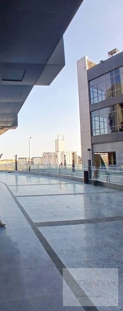 مساحة تجارية مميزة بمساحة خارجية للإيجار في مول في التجمع الثالث موقع مميز