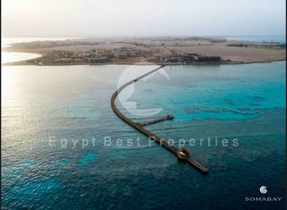شقة مكونة من 3 غرف نوم مع حديقة خاصة للبيع في سوما باي – البحر الأحمر.  تشطيب كامل، بإطلالة مباشرة على اللاجون وملعب الجولف.