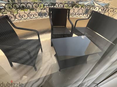 ترابيزة وكنبة و ٢ كرسى للبلكونة او الجاردن حالة جيدة جدا مثل الجديد