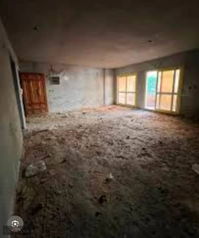 استلام فوري ارضي بحديقة مميزة حرف L مميز جدا 185 متر 3 غرف و 2  حمام ودريسينج روم باقوي لوكيشن في مدينة الشروق مربع سكني علي 4 نواصي 2 دقيقة لمدينتي