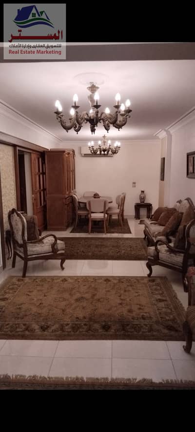 شقة ثلاث غرف ورسبشن ومطبخ و2 حمام دور ثالث اسانسير العمارة بها 2 اسانسير تطل على محور شنزوئابى قريبة من الخدمات والطريق الرئيسى مسجلة شهر عقارى