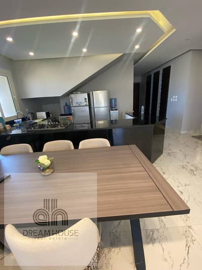 شاليه علوي بـ 4 غرف وغرفة مربية للإيجار في هاسيندا وايت الساحل الشمالي