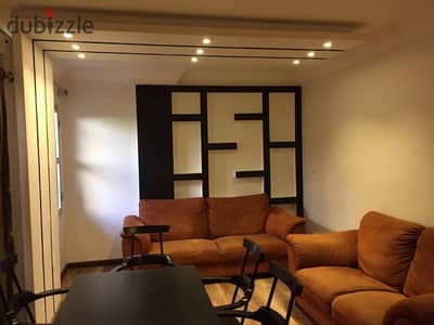 136m² ground-floor unit with a 50m² garden; custom finishes.  Prime location facing the commercial market and amenities.  Upgraded bathrooms.  Layout: