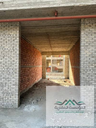 Less ground floor shop for the best price and the strongest investment opportunity! If you're looking for a shop in a location that guarantees you the highest rate of operation and demand