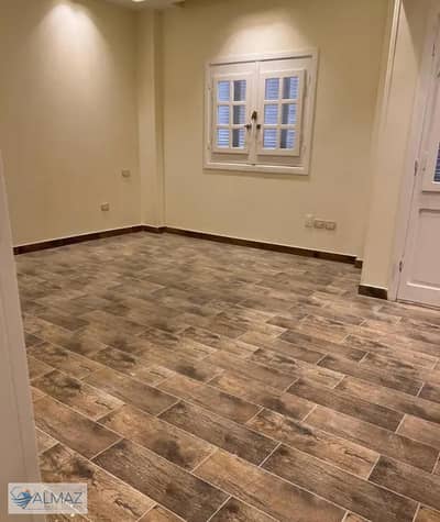 شقة فاضيه اول سكن 220 متر للايجار في الياسمين 5 فيلات في التجمع الاول يطل مباشرة على شارع التسعين الشمالي، ويقع بالقرب من محور السادات ومحور محمد نجيب