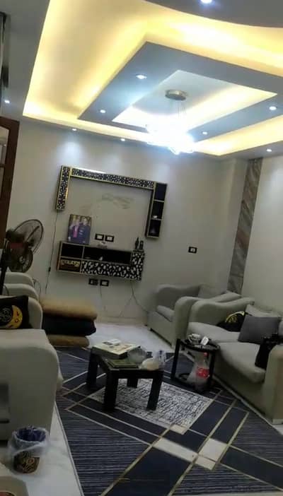 شقة للبيع في الحي الثالث – الشيخ زايد – متشطبه بالتكييفات وقريبة من الخدمات