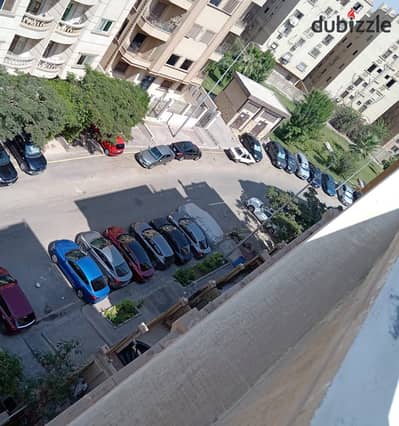 شقه للبيع في البنفسج عمارات متشطبه الترا سوبر لوكس بالمطبخ والروف مساحته كبيره 3 غرف و 2 حمامم في لوكيشن قوي و مميز ومنطقه ساكنه وعايشه بالكامل