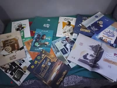 كتب عربي ثانوية عامة (مستر محمد صلاح) بحالة ممتازة