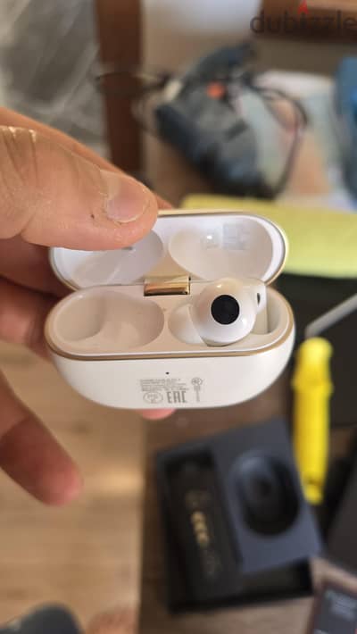 للبيع سماعةhuawei freebuds pro 4 فردة يمين +case