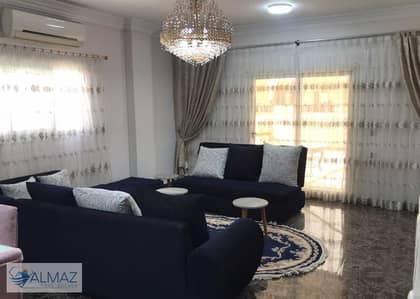 شقه مفروشه 150 متر للايجار في البنفسج عمارات في التجمع الاول يطل الحي مباشرة على شارع التسعين الشمالي، ويقع بالقرب من محور يوسف السباعي