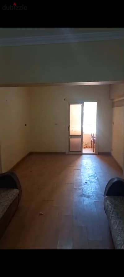  شقة للإيجار بمدينة عباد الرحمن – خلف نادي الصيد القطامية – الطريق الدائري المعادي  فرصة مميزة للسكن في موقع حيوي وقريب من جميع الخدمات.    المساحة: 120 متر  3 غرف  حمام  واجهة بحرية بالكامل غير مجروحة  جميع أرضيات الشقة باركيه HDF  غاز طبيعي  دور