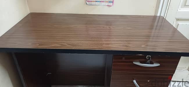 مكتب خشيى بحالة ممتازة