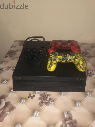 ps4 pro 1Tb مستعمل بالكرتون معاه دراعين اصليين