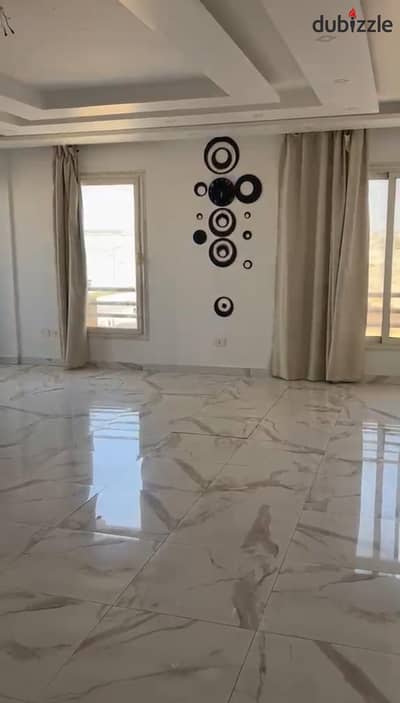 شقة للإيجارنصف مفروشة في كمبوند سكوير