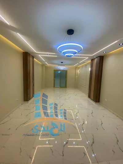 For sale in the Pyramids Gardens, a facade apartment with a balcony, 153 m, facade with ultra super luxury finishing, distinguished location very close to all services, area K, one of the most remarkable letters, third floor