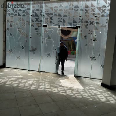 فرصة استثمارية لا تتكرر   معرض تجاري للايجار بموقع ذهبي  على المحور الخدمي مباشرة  بجوار شارع مكتبة الجامعة   مساحة ٣٥٠ متر واجهة مميزة وحركة عالية  مناسب لجميع الأنشطة التجارية والاستثمارية  موقع حيوي يخدم أكبر كثافة سكانية   بسعر لقطة لفترة محدودة   اغت