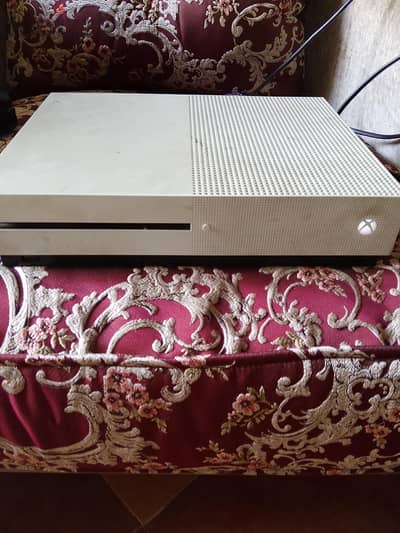 Xbox one s console (بايظdisc drive معاه الدراع الابيض (ال