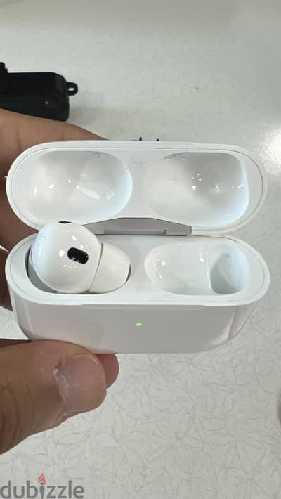Apple airpods pro 2 case + left earbud