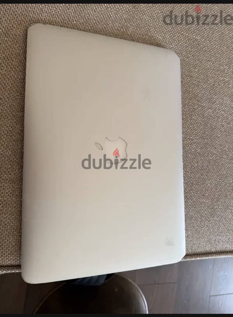macbook 2017 with charger 3